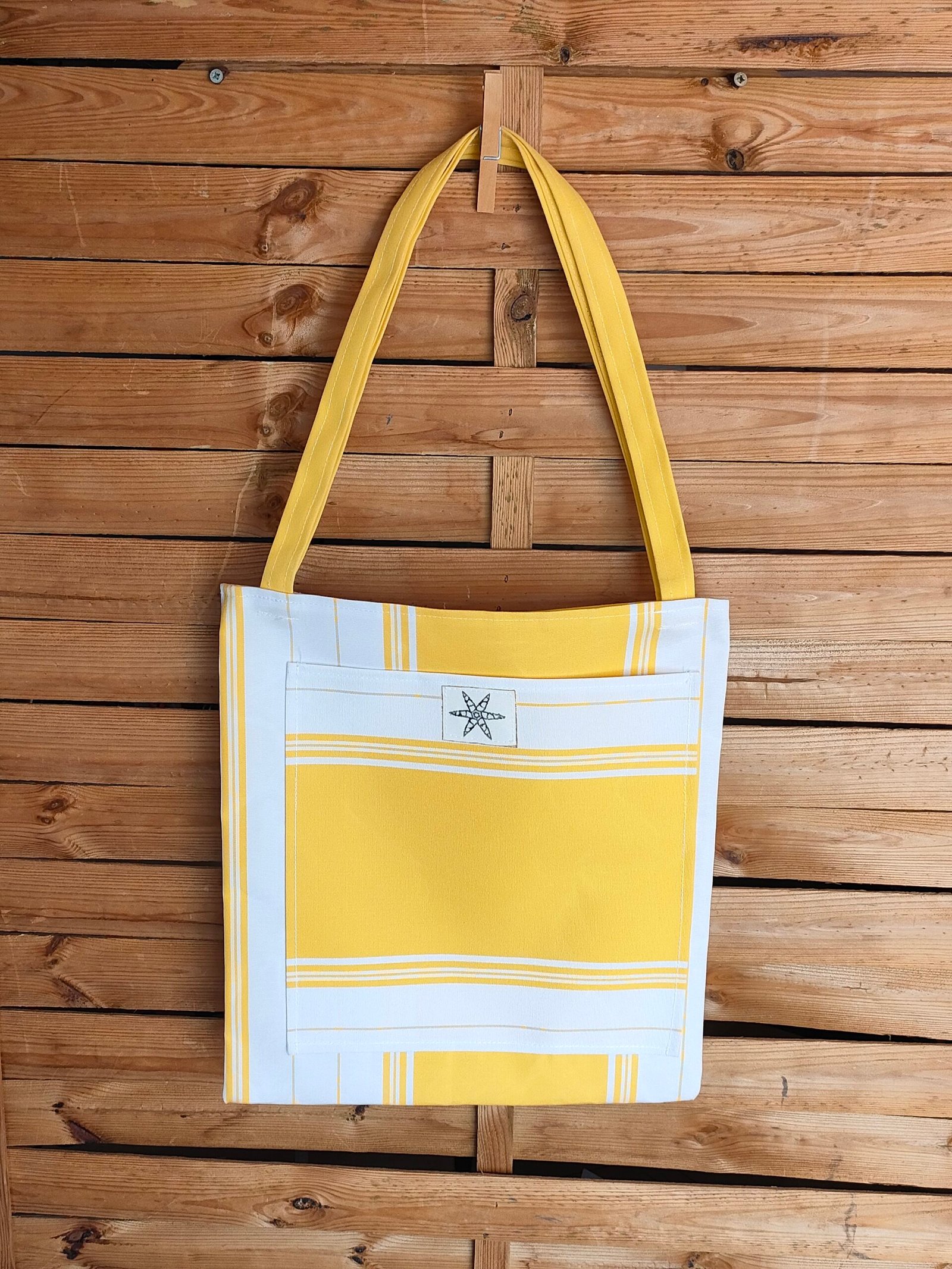 bolso tote bag mármol blanco con bolsillo rojo bolso tote bag mármol blanco con bolsillo rojo